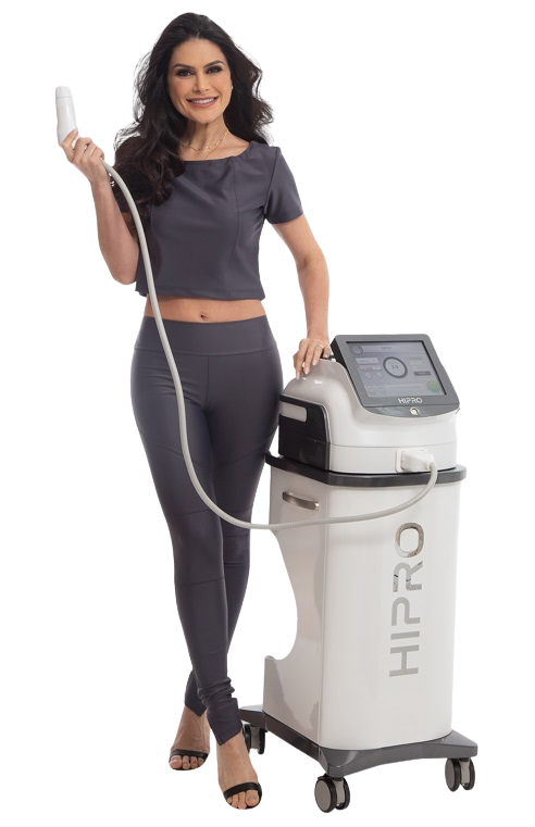 Mulher ao lado do aparelho HiPro de ultrassom microfocado na Ponto Vital
